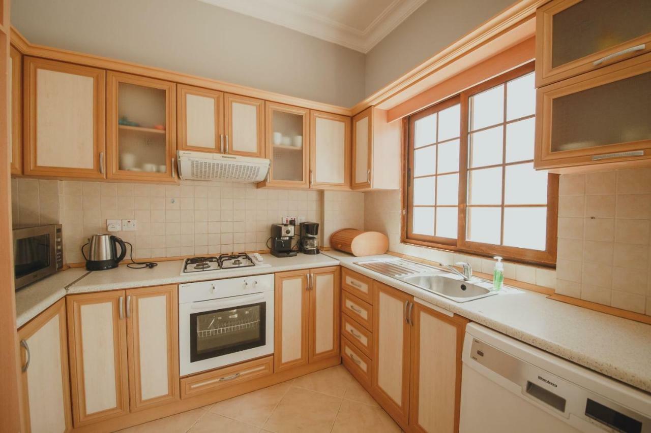 Homelike Guest House Кирения Екстериор снимка